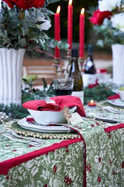 Baies de houx Tablecloth in Red & Green