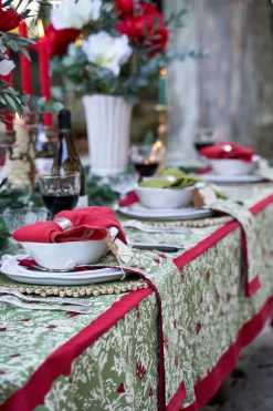 Baies de houx Tablecloth in Red & Green