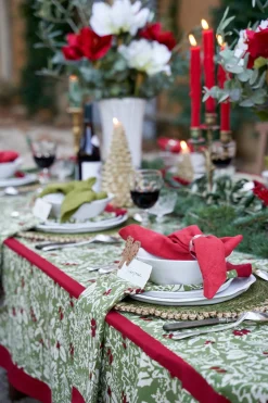 Baies de houx Tablecloth in Red & Green