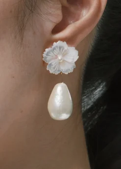 Carlla Earrings in Mother Of Pearl