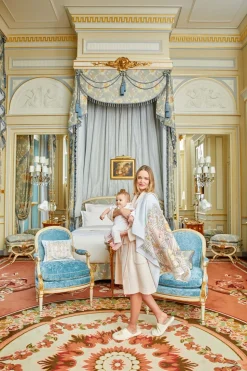 Carre & Satin Bib Set in Monceau Mansion