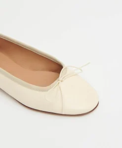 Dance Ballerina in Jasmine