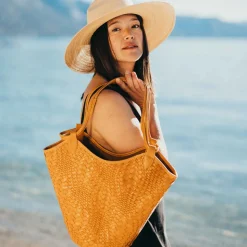 Flow Midi Handbag in Caramel