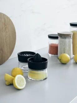 Grand Cru Juice Strainer in Black