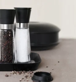 Grand Cru Pepper Mill in Black/Steel