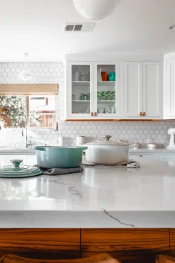 Signature Round Dutch Oven in Sea Salt