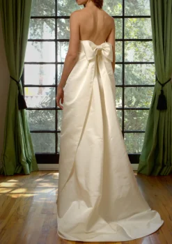 Strapless Petal Gown in Créme Peau De Soieê