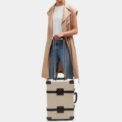 The Editor in Black Carryon