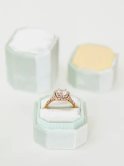 The Nouvelle Bevel Single