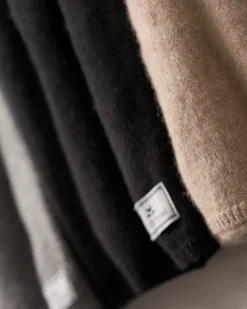 Women’s Cashmere Wrap in Dark Grey